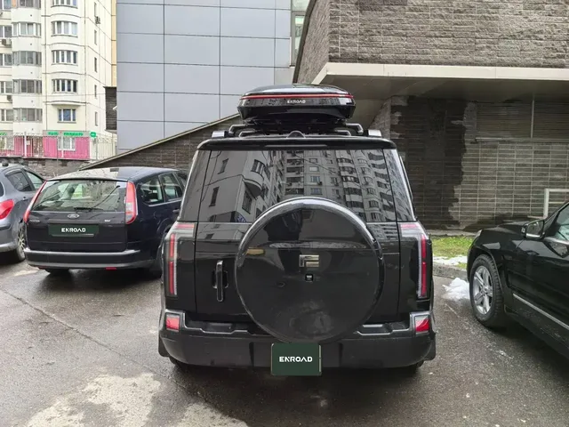 Чёрный автобокс ENROAD Nomadix Pro XXL Slim 450-E на ROX 01 — вид автомобиля с установленным автобоксом, другой ракурс