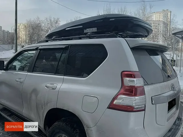Чёрный автобокс ENROAD Nomadix Pro XL Slim 400 на Toyota Land Cruiser Prado 150 — вид автомобиля с установленным автобоксом, другой ракурс