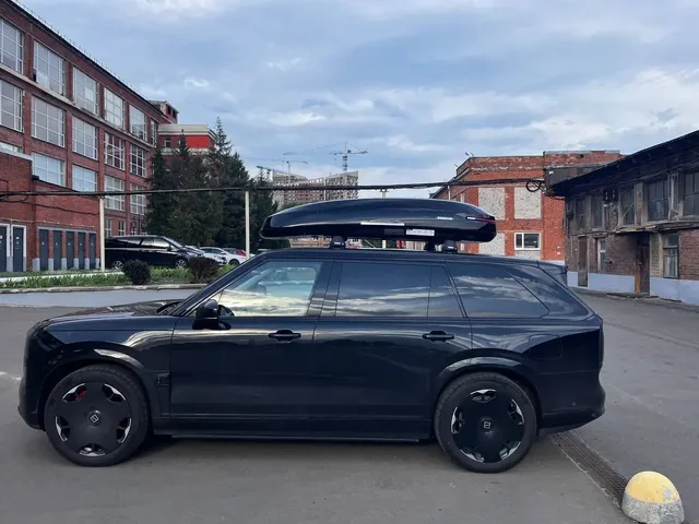 Бокс на крышу ENROAD Nomadix Pro XXL 600-E для Audi A4 allroad, цвет «Чёрный» — общий ракурс автомобиля с установленным автобоксом