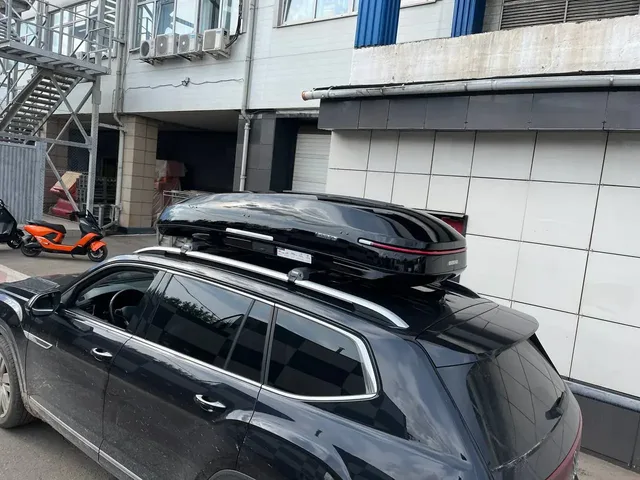 Чёрный автобокс ENROAD Nomadix Pro XXL 600-E на Volkswagen T-Roc — общий вид автомобиля с установленным автобоксом