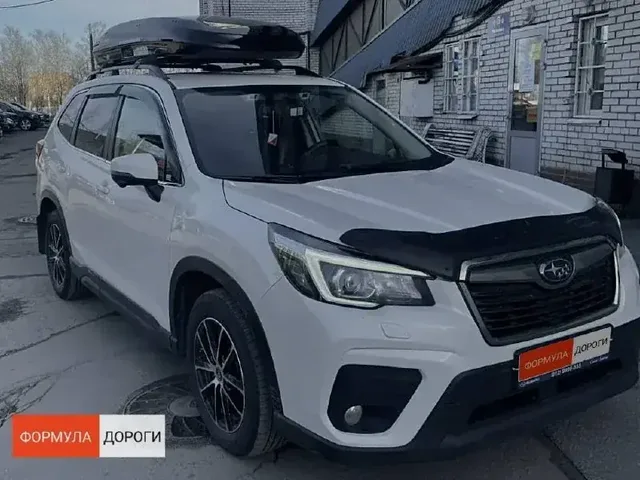 Бокс на крышу ENROAD Nomadix Pro XL Slim 400 для Subaru Forester, цвет «Чёрный» — общий ракурс автомобиля с установленным автобоксом