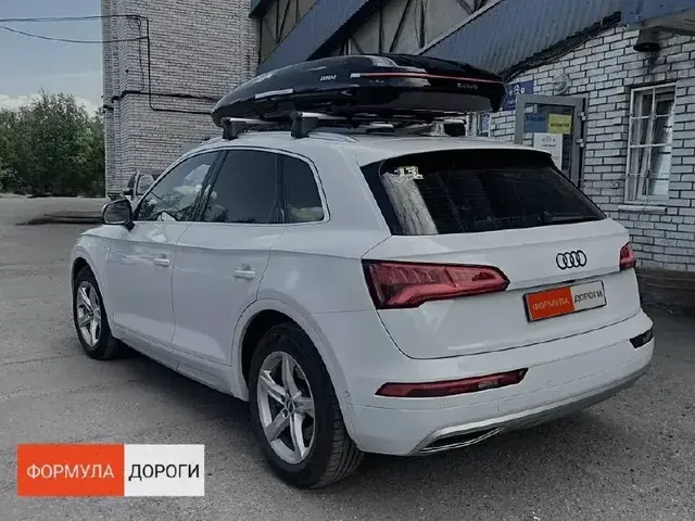 ENROAD на Audi Q5: автобокс ENROAD Nomadix Pro XL Slim 400-E, цвет «Чёрный» — дополнительный ракурс автомобиля с установленным автобоксом