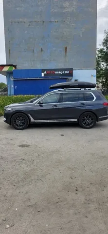 Бокс на крышу ENROAD Nomadix Pro XXL Slim 450-E для BMW X7, цвет «Чёрный» — общий ракурс автомобиля с установленным автобоксом