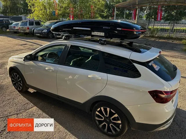 Автобокс для Lada VESTA SW — ENROAD Nomadix Pro XL Slim 400-E, цвет «Чёрный» — вид автомобиля с установленным автобоксом
