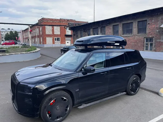 Чёрный автобокс ENROAD Nomadix Pro XXL 600-E на Audi A4 allroad — вид автомобиля с установленным автобоксом, другой ракурс