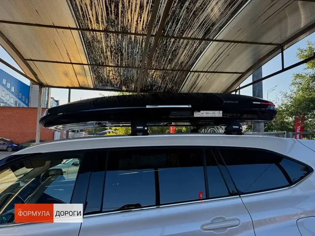 Чёрный автобокс ENROAD Nomadix Pro XXL Slim 450-E на Toyota Highlander — общий вид автомобиля с установленным автобоксом