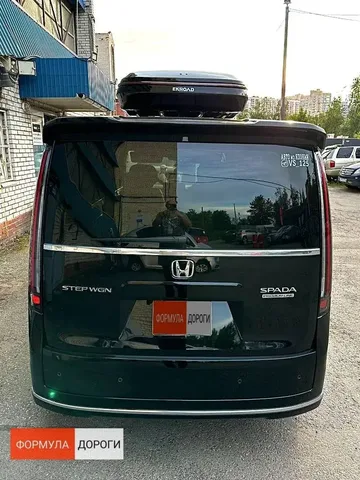 Чёрный автобокс ENROAD Nomadix Pro XL Slim 400-E на Honda STEPWGN — вид автомобиля с установленным автобоксом, другой ракурс