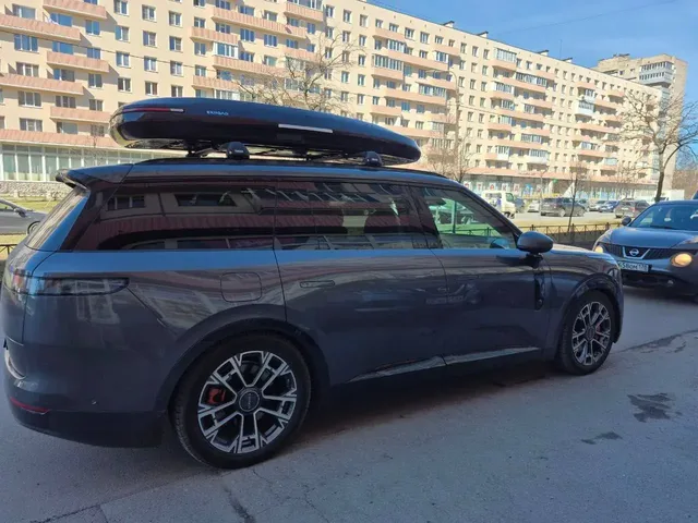 ENROAD на LYNK & CO 900: автобокс ENROAD Nomadix Pro XXL Slim-450, цвет «Чёрный» — дополнительный ракурс автомобиля с установленным автобоксом