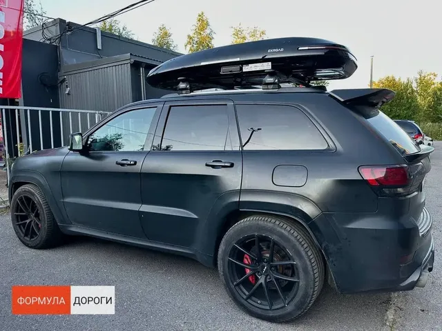Бокс на крышу ENROAD Nomadix Pro XL Slim 400 для Jeep Grand Cherokee, цвет «Чёрный» — общий ракурс автомобиля с установленным автобоксом