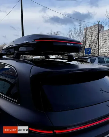Чёрный автобокс ENROAD Nomadix Pro XL Slim 400 на Lixiang L7 — вид автомобиля с установленным автобоксом, другой ракурс