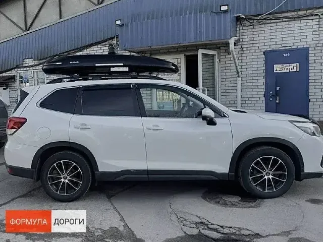 Чёрный автобокс ENROAD Nomadix Pro XL Slim 400 на Subaru Forester — общий вид автомобиля с установленным автобоксом