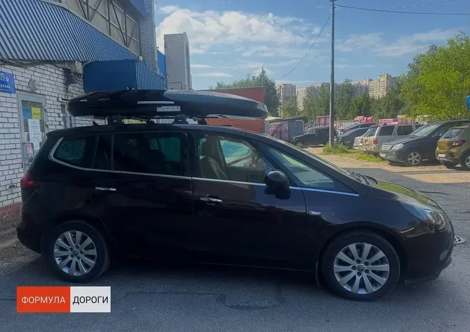 Бокс на крышу ENROAD Nomadix Pro XXL Slim-450 для Opel Zafira Tourer C, цвет «Чёрный» — общий ракурс автомобиля с установленным автобоксом