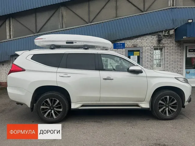 Белый автобокс ENROAD Nomadix Pro XL Slim 400-E на Mitsubishi Pajero Sport — общий вид автомобиля с установленным автобоксом