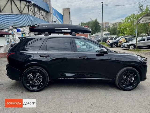 Бокс на крышу ENROAD Nomadix Pro XL Slim 400-E для Hongqi HS3, цвет «Чёрный» — общий ракурс автомобиля с установленным автобоксом