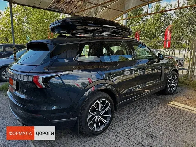 Чёрный автобокс ENROAD Nomadix Pro XL Slim 400-E на Nordcross 001 / Lynk & Co 09 — вид автомобиля с установленным автобоксом, другой ракурс