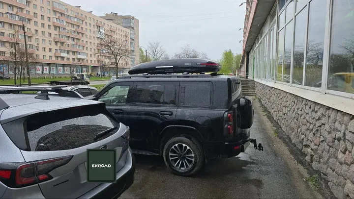 Бокс на крышу ENROAD Nomadix Pro XL Slim 400 для Haval h9, цвет «Чёрный» — общий ракурс автомобиля с установленным автобоксом