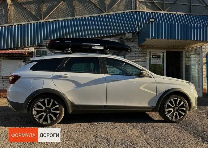 Чёрный автобокс ENROAD Nomadix Pro XL Slim 400-E на Lada VESTA SW — общий вид автомобиля с установленным автобоксом