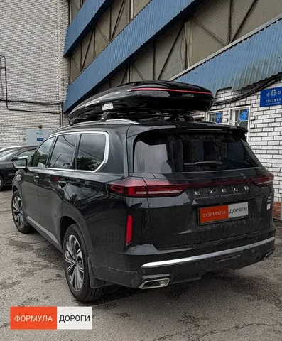 ENROAD на Exeed VX: автобокс ENROAD Nomadix Pro XXL Slim 450-E, цвет «Чёрный» — дополнительный ракурс автомобиля с установленным автобоксом