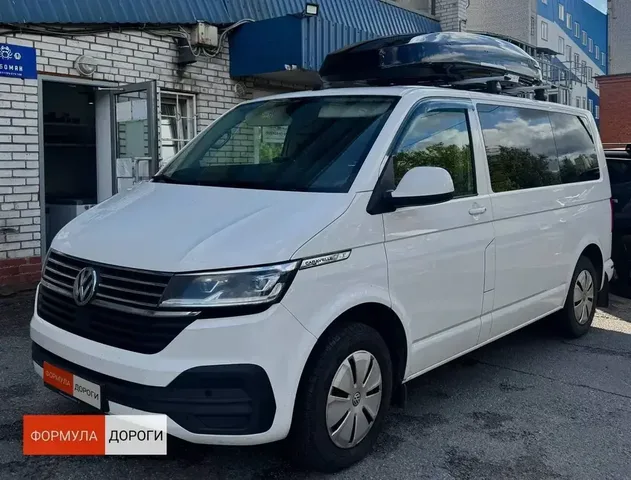 Автобокс для Volkswagen Multivan (T6), 4-дв. Van, 2015– — ENROAD Nomadix Pro XXL 600-E, цвет «Чёрный» — передний ракурс автомобиля под углом и высота автобокса