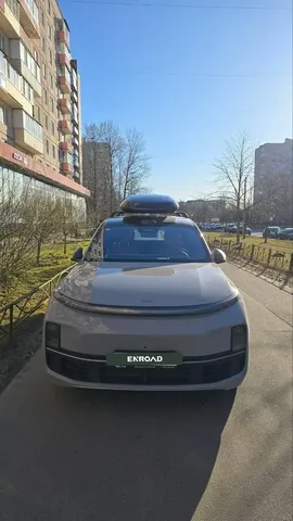 Чёрный автобокс ENROAD Nomadix Pro XXL Slim-450 на Lixiang L9 — вид автомобиля с установленным автобоксом, другой ракурс