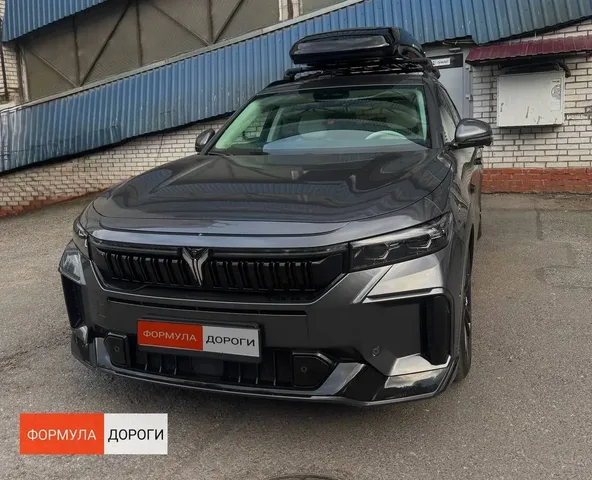Автобокс для Voyah FREE — ENROAD Nomadix Pro XL Slim 400, цвет «Чёрный» — вид автомобиля с установленным автобоксом