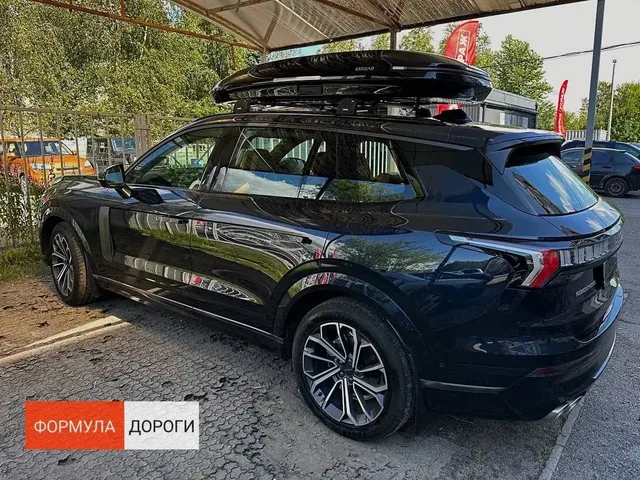 ENROAD на Nordcross 001 / Lynk & Co 09: автобокс ENROAD Nomadix Pro XL Slim 400-E, цвет «Чёрный» — дополнительный ракурс автомобиля с установленным автобоксом