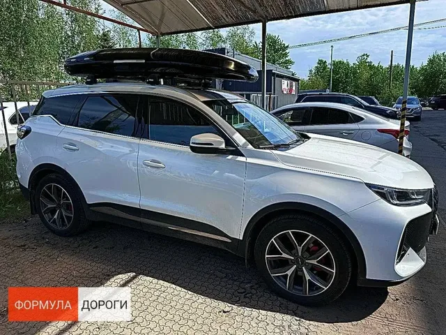 Бокс на крышу ENROAD Nomadix Pro XXL Slim-450 для CheryAuto Tiggo 7L, цвет «Чёрный» — общий ракурс автомобиля с установленным автобоксом