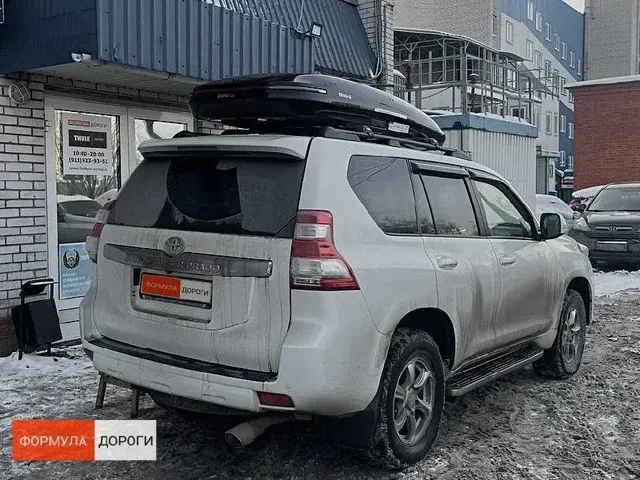 Бокс на крышу ENROAD Nomadix Pro XL Slim 400 для Toyota Land Cruiser Prado 150, цвет «Чёрный» — общий ракурс автомобиля с установленным автобоксом
