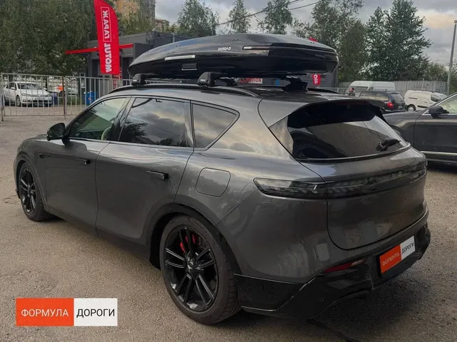 ENROAD на Voyah FREE: автобокс ENROAD Nomadix Pro XL Slim 400, цвет «Чёрный» — дополнительный ракурс автомобиля с установленным автобоксом