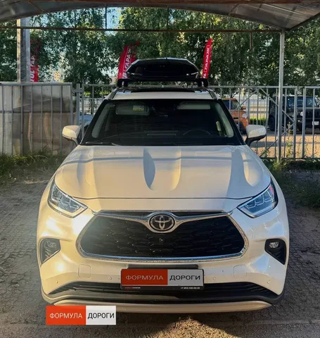 Чёрный автобокс ENROAD Nomadix Pro XXL Slim 450-E на Toyota Highlander — вид автомобиля с установленным автобоксом, другой ракурс