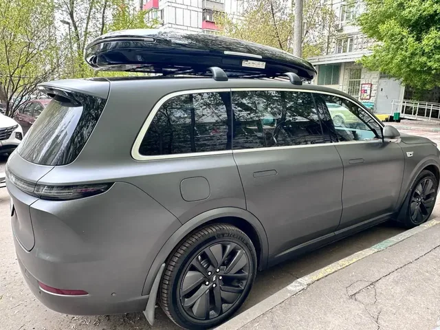 Автобокс для Lixiang L9 — ENROAD Nomadix Pro XXL Slim-450, цвет «Чёрный» — вид автомобиля с установленным автобоксом