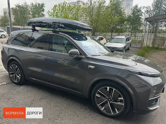 Чёрный автобокс ENROAD Nomadix Pro XXL Slim 450-E на Lixiang L9 — вид автомобиля с установленным автобоксом, другой ракурс