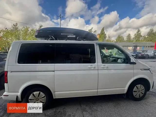 Чёрный автобокс ENROAD Nomadix Pro XXL 600-E на Volkswagen Multivan (T6), 4-дв. Van, 2015– — вид автомобиля слева в профиль и положение автобокса на крыше