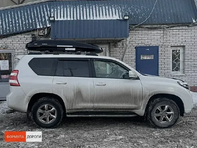 Чёрный автобокс ENROAD Nomadix Pro XL Slim 400 на Toyota Land Cruiser Prado 150 — общий вид автомобиля с установленным автобоксом