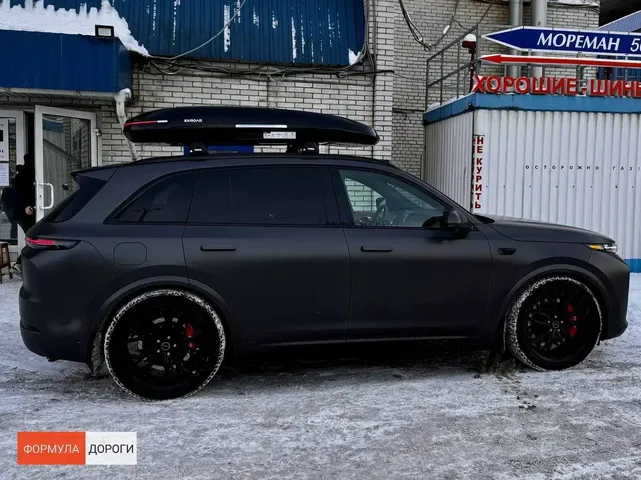 Чёрный автобокс ENROAD Nomadix Pro XL Slim 400 на Lixiang L7 — общий вид автомобиля с установленным автобоксом