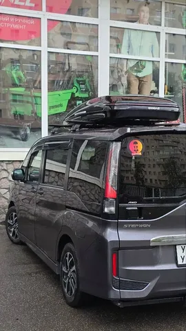 ENROAD на Honda STEPWGN: автобокс ENROAD Nomadix Pro XL Slim 400, цвет «Чёрный» — дополнительный ракурс автомобиля с установленным автобоксом