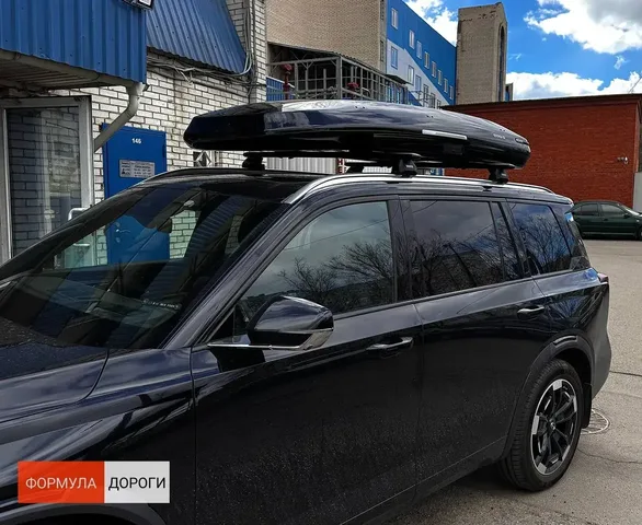 Чёрный автобокс ENROAD Nomadix Pro XXL Slim-450 на Gac GS8 — вид автомобиля с установленным автобоксом, другой ракурс