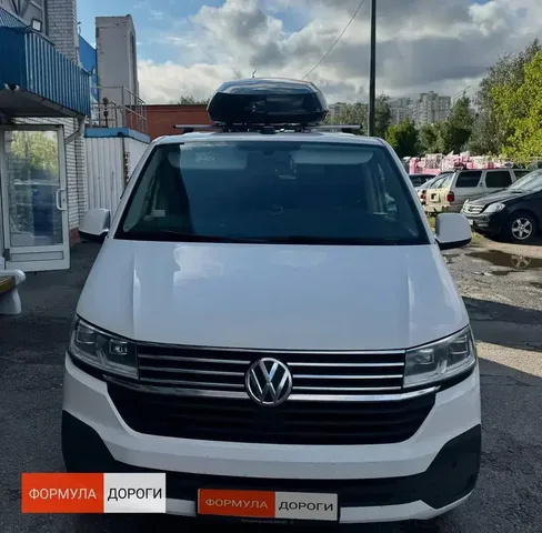 Чёрный автобокс ENROAD Nomadix Pro XXL 600-E на Volkswagen Multivan (T6), 4-дв. Van, 2015– — фронтальный вид автомобиля и ширина автобокса
