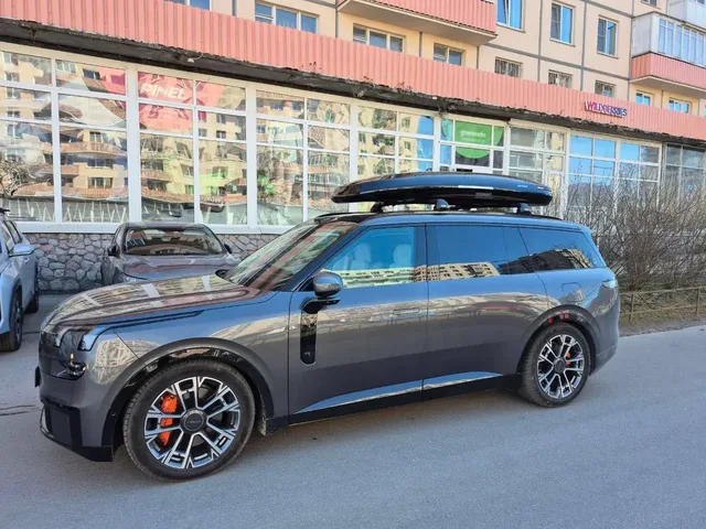 Чёрный автобокс ENROAD Nomadix Pro XXL Slim-450 на LYNK & CO 900 — вид автомобиля с установленным автобоксом, другой ракурс