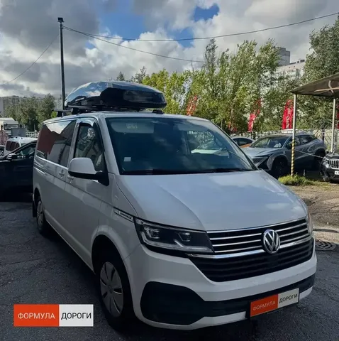 ENROAD на Volkswagen Multivan (T6), 4-дв. Van, 2015–: автобокс ENROAD Nomadix Pro XXL 600-E, цвет «Чёрный» — вид автомобиля справа в профиль и посадка автобокса на поперечинах