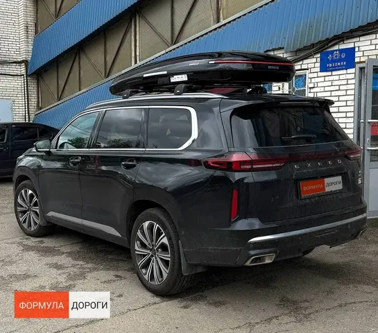 Чёрный автобокс ENROAD Nomadix Pro XXL Slim 450-E на Exeed VX — вид автомобиля с установленным автобоксом, другой ракурс