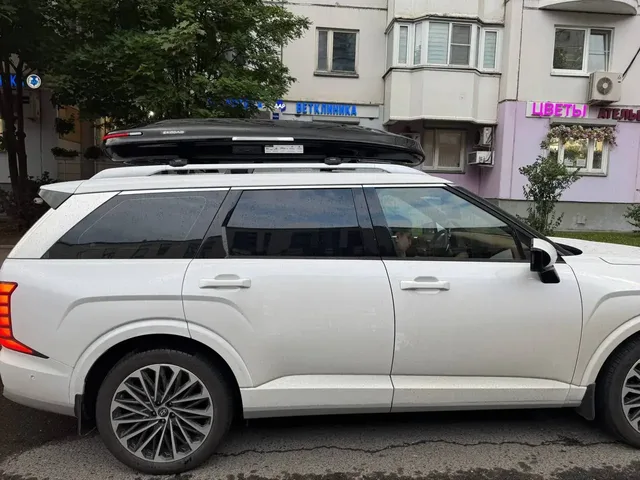 Бокс на крышу ENROAD Nomadix Pro XXL Slim-450 для Hyundai Palisade, цвет «Чёрный» — общий ракурс автомобиля с установленным автобоксом