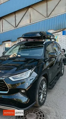 ENROAD на Toyota Highlander: автобокс ENROAD Nomadix Pro XXL Slim 450-E, цвет «Чёрный» — дополнительный ракурс автомобиля с установленным автобоксом
