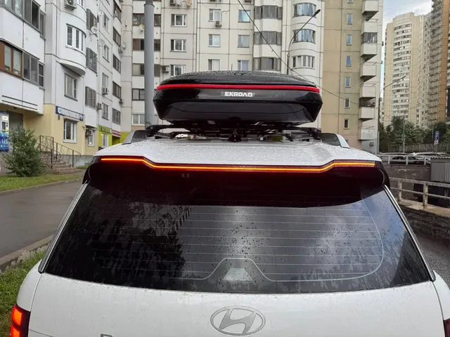 Чёрный автобокс ENROAD Nomadix Pro XXL Slim-450 на Hyundai Palisade — вид автомобиля с установленным автобоксом, другой ракурс