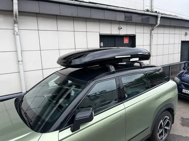 ENROAD на AITO M7: автобокс ENROAD Nomadix Pro XL Slim 400, цвет «Чёрный» — дополнительный ракурс автомобиля с установленным автобоксом