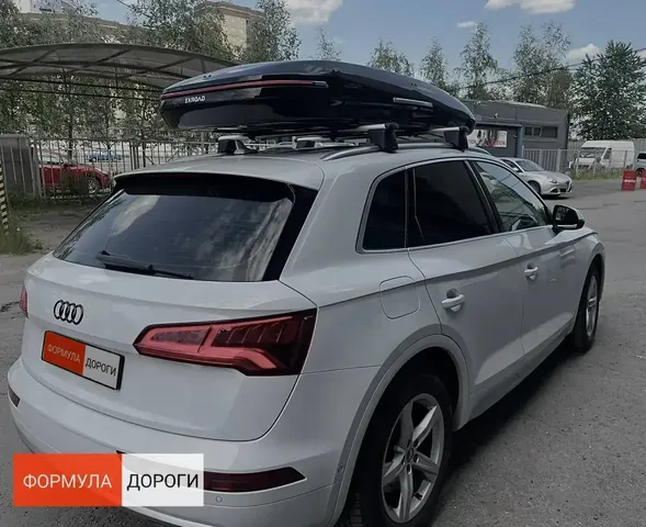 Чёрный автобокс ENROAD Nomadix Pro XL Slim 400-E на Audi Q5 — вид автомобиля с установленным автобоксом, другой ракурс