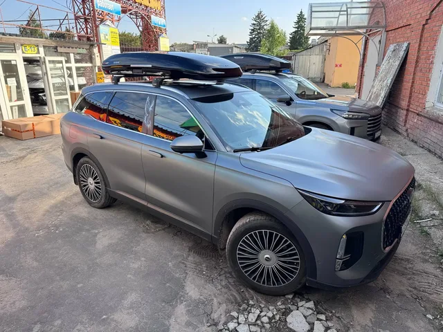 Чёрный автобокс ENROAD Nomadix Pro XL Slim 400 на CheryAuto Tiggo 8 — общий вид автомобиля с установленным автобоксом
