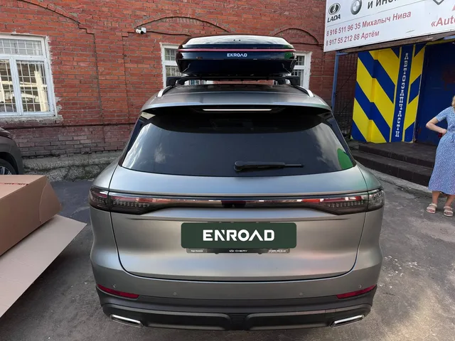 Автобокс для Chery Tiggo 9 — ENROAD Nomadix Pro XL Slim 400, цвет «Чёрный» — вид автомобиля с установленным автобоксом