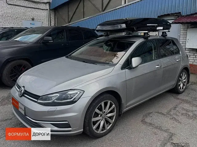 Чёрный автобокс ENROAD Nomadix Pro XL Slim 400 на Volkswagen Golf — общий вид автомобиля с установленным автобоксом