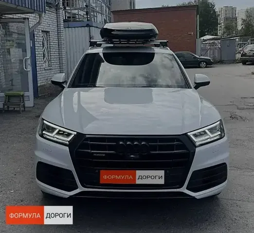 Чёрный автобокс ENROAD Nomadix Pro XL Slim 400-E на Audi Q5 — общий вид автомобиля с установленным автобоксом